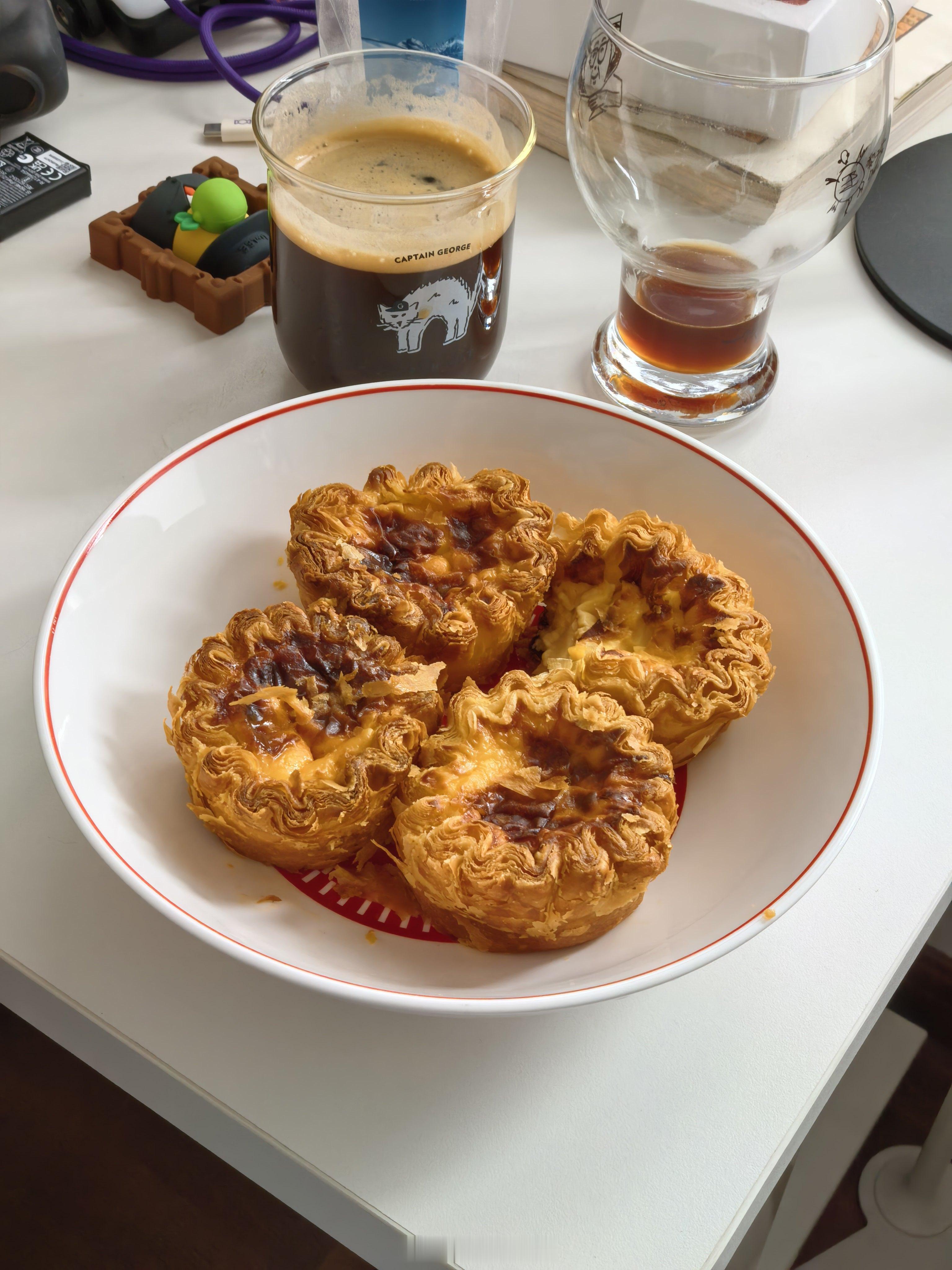 美好的早晨，从家里美味早餐和咖啡开始。 