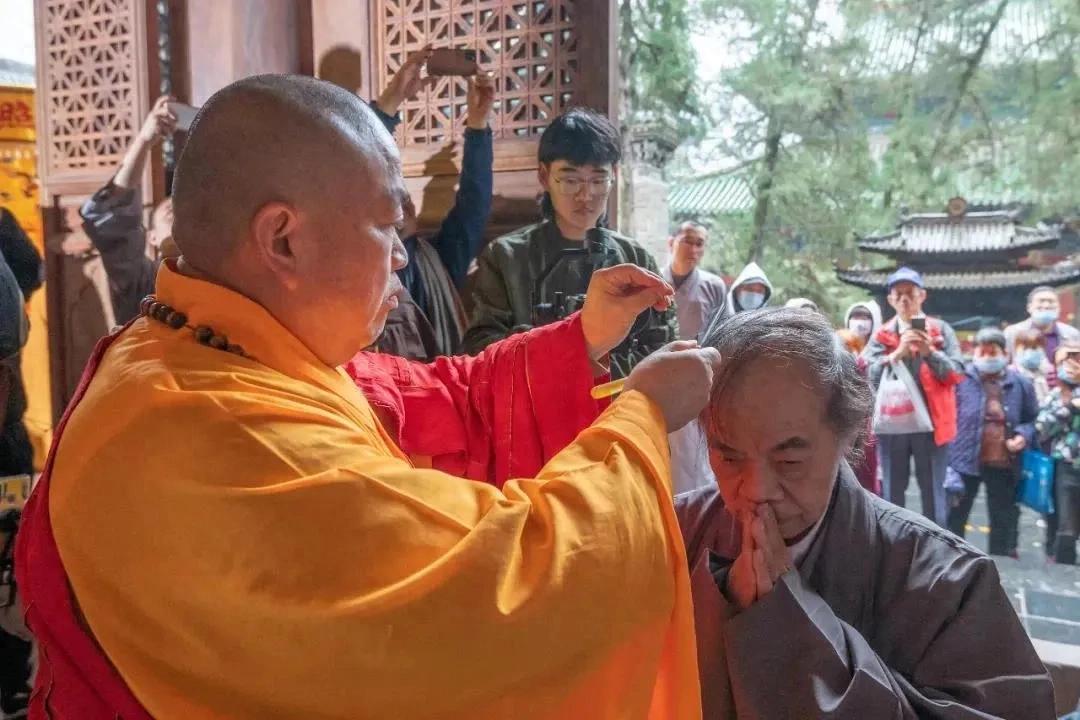 捐了46亿后，他才是