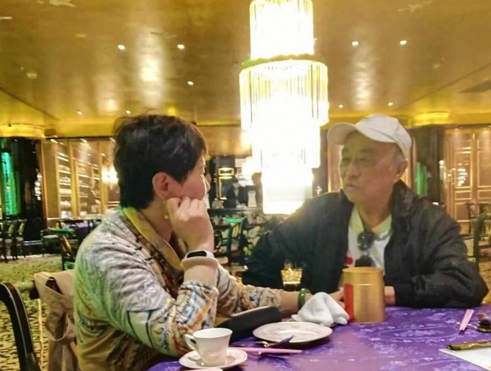 三次结婚两次离婚，同一人相守一生，他把人情世故、公关智慧用到了极致。
他是老知青