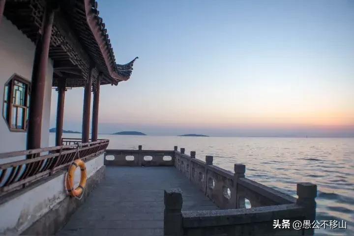 暮色苍茫看近山
   【散文诗/愚公不移山作】
 
        晚风轻拂檐角