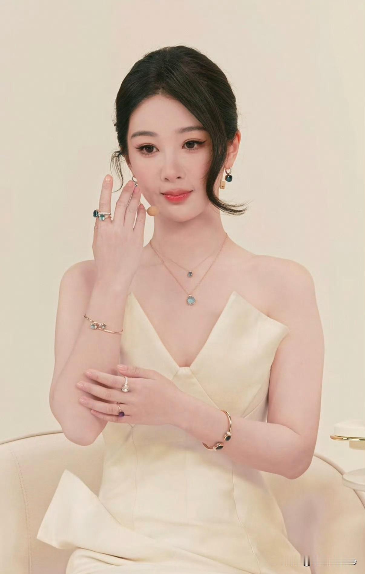 7月30日，杨紫身穿香槟色春夏高定现身直播间，与主持人畅聊获得白玉兰奖后的感受