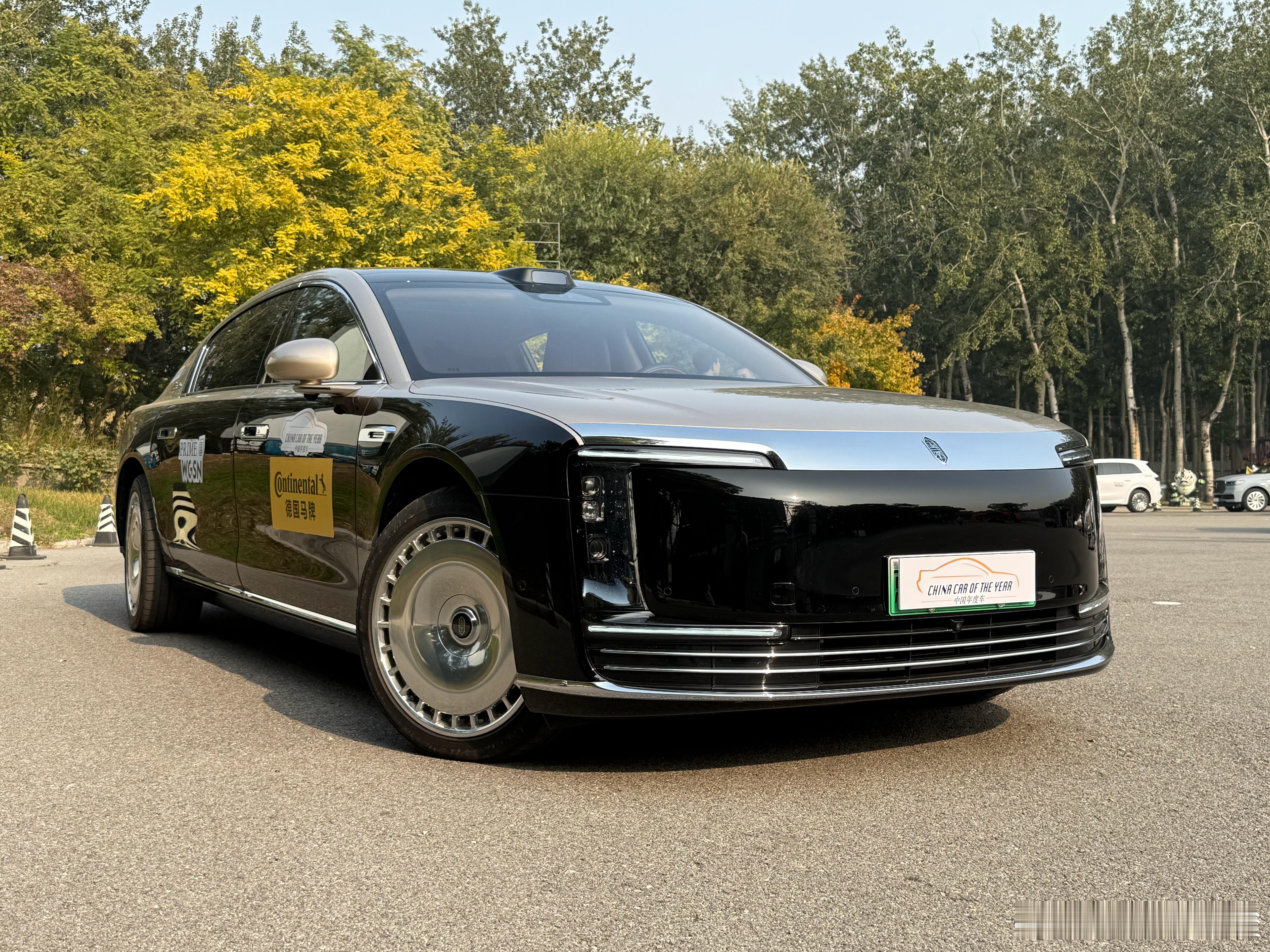 小试了两圈尊界S800，用料配置都很顶，脚下的羊绒毛毯那叫一个软乎，开起来超级安