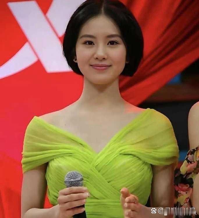 年轻时的刘诗诗真的好绝，清灵温婉又自带仙气，一颦一笑都美得干净又动人。 