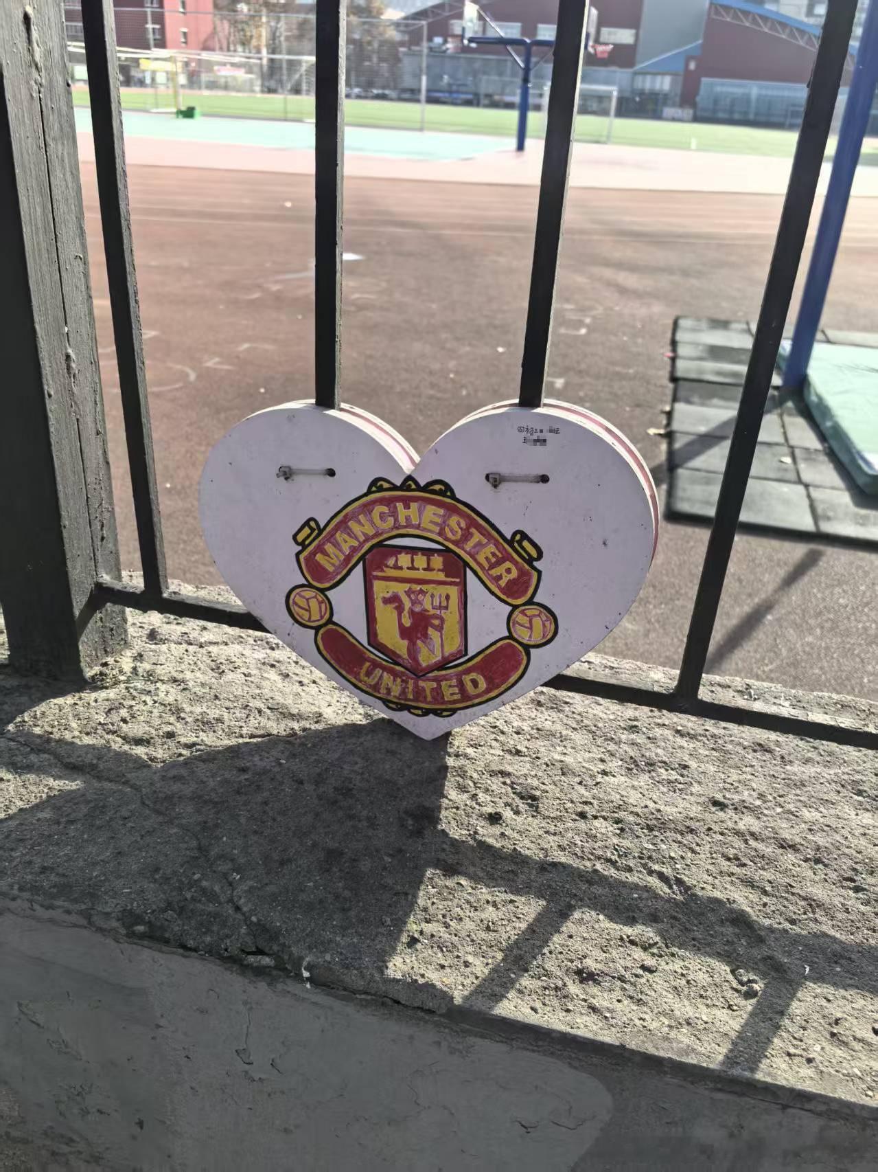 我媳妇儿刚才在我闺女学校门口看见拍给我的，给王同学点赞！祝你学业有成事事顺心！曼