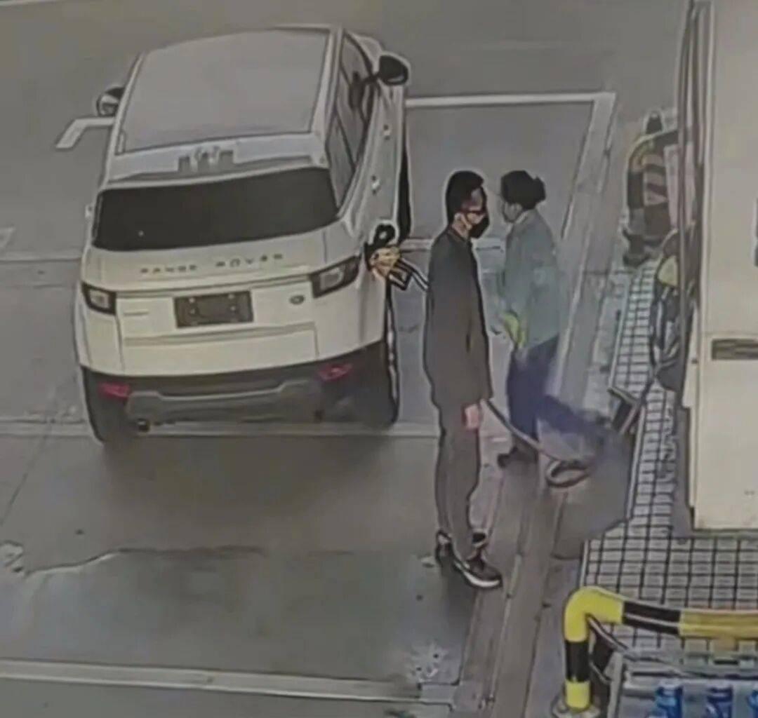 江西九江，一名男子开着路虎去加油站加油，但工作人员为其加油时，就觉得有点不对劲，