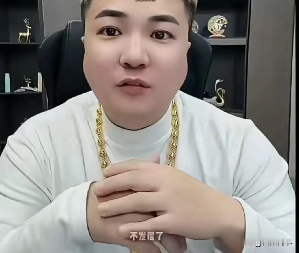 粉丝让阿宇分析老葛发展多久能超越辛巴？

            阿宇说互联网都