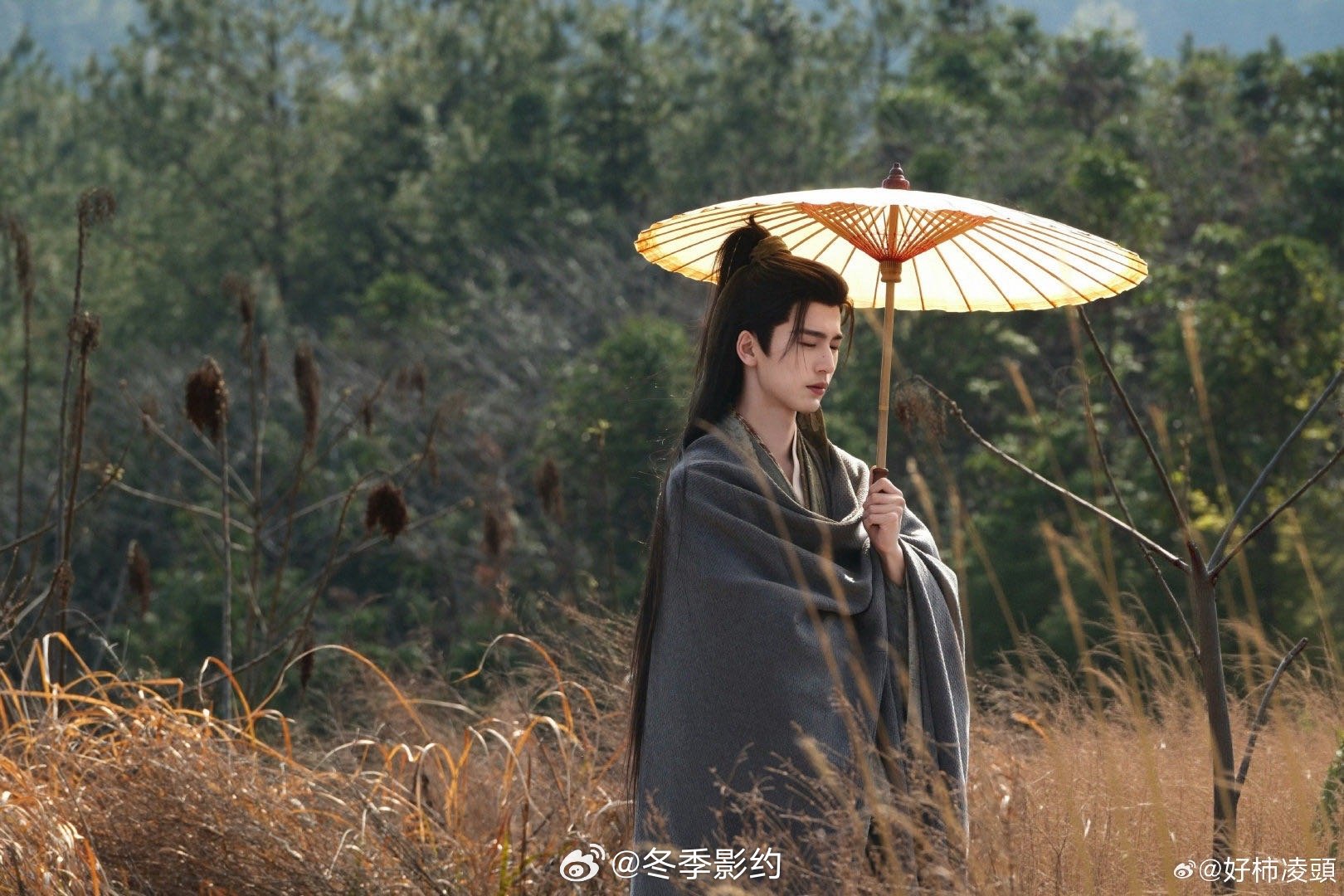 张凌赫长相优越演技也优越 很多人觉得外形出众的演员戏路局限，张凌赫偏偏用不同角色