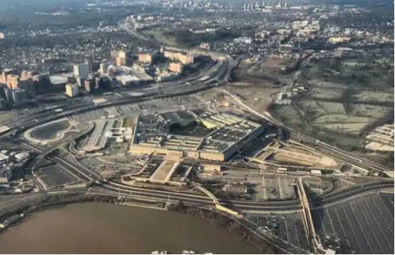 脸都不要了？法院刚判违宪，五角大楼直接翻脸关记者工位，硬刚全美媒体。
 
早在2