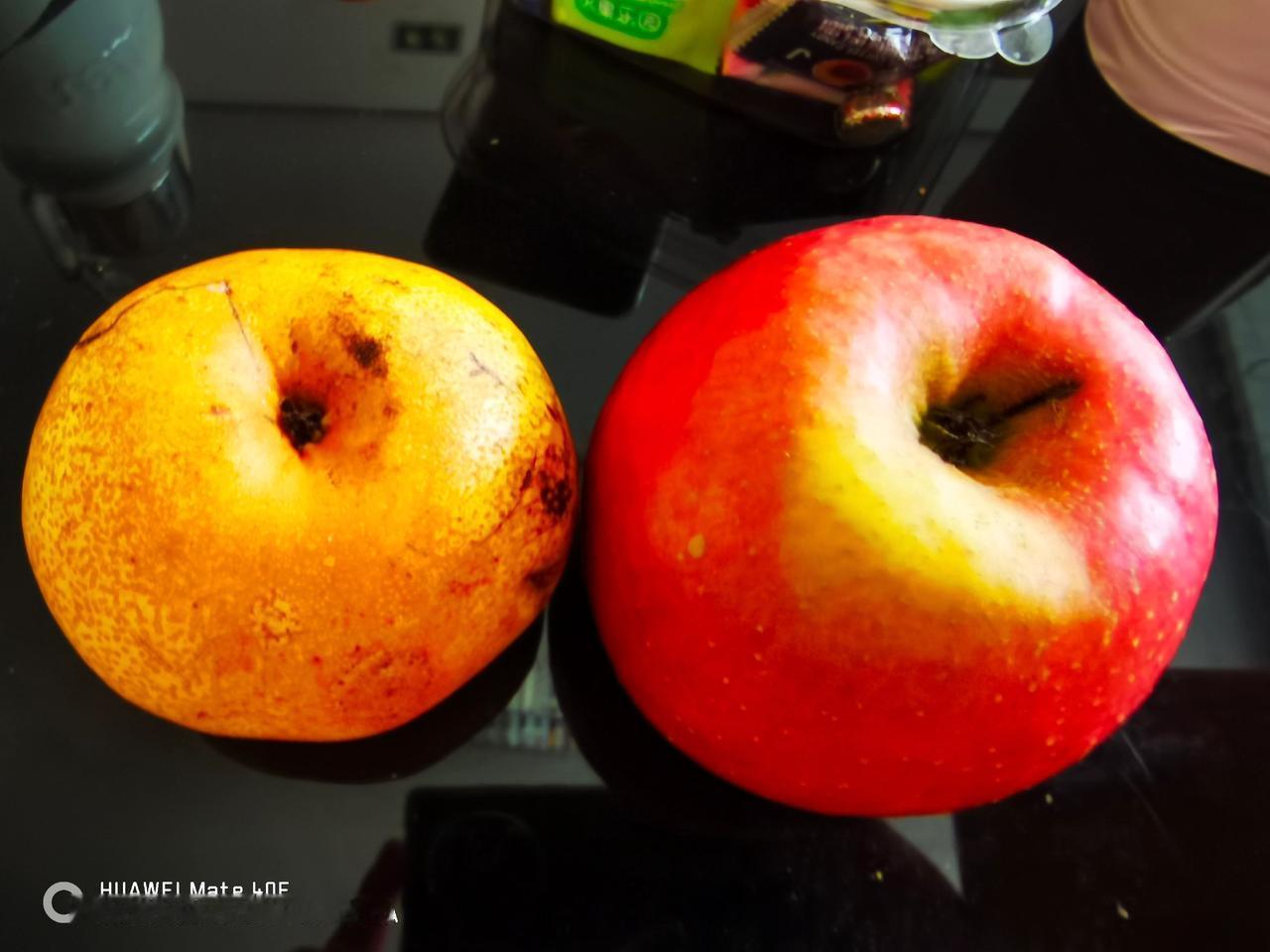 老尼師從吉林帶回來的果子，這是吉林特產，果子個頭非常非常大，一個大蘋果寓意平平安