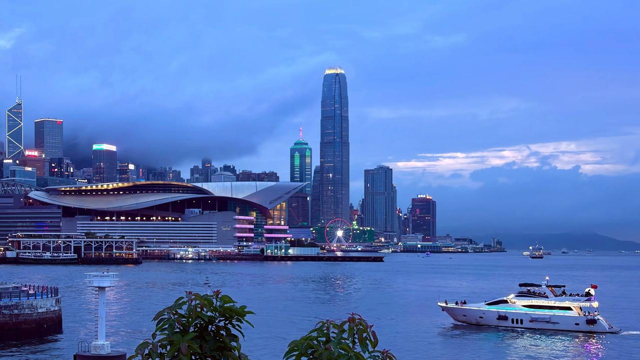 維港新雨後……