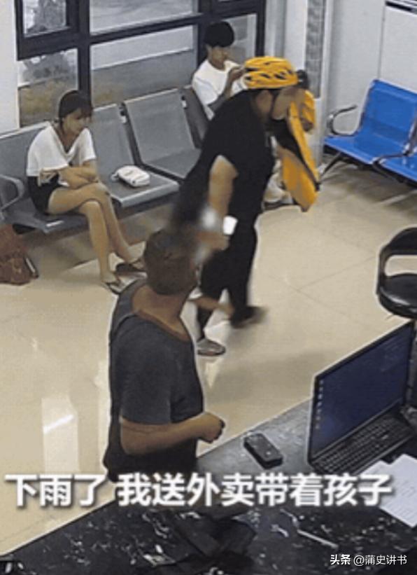 “火到人民日报了！”一位外卖员妈妈带孩子送餐时突遇大雨，孩子淋湿冻得发抖，无奈求