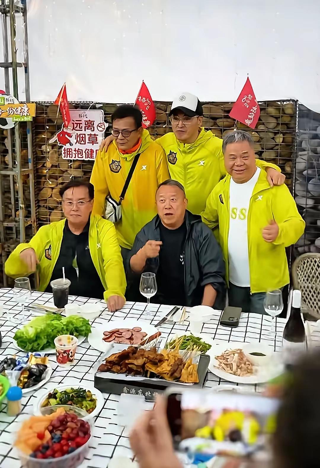 论人脉，劲哥也是厉害啊
香港圈里的人都被他请来打广告了[赞]