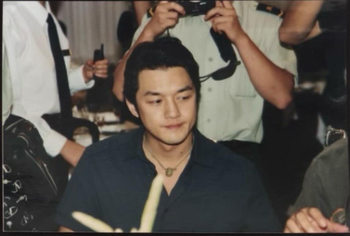 笑傲江湖发布会上的李亚鹏完全颜巅状态啊。冲哥形态的李亚鹏本体 