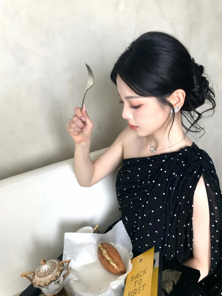 杨超越[超话]  抖🎵更新：请依赖我好不好嘛～杨超越美得好超越 ❤️杨超越 ​