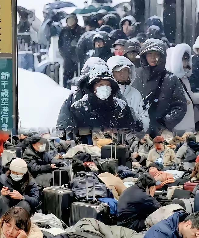 看到有人说困在日本机场冻得瑟瑟发抖还想包机回国的中国人，我心里五味杂陈。国家早就