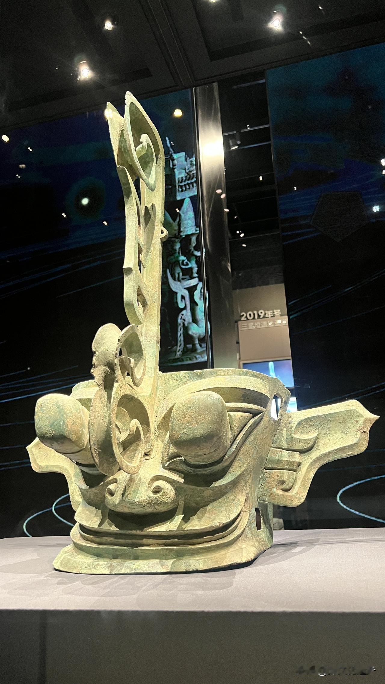 今天又刷了一遍北京大运河三星堆展览，这件铜戴冠纵目青铜面具还是那么吸引我。
这件