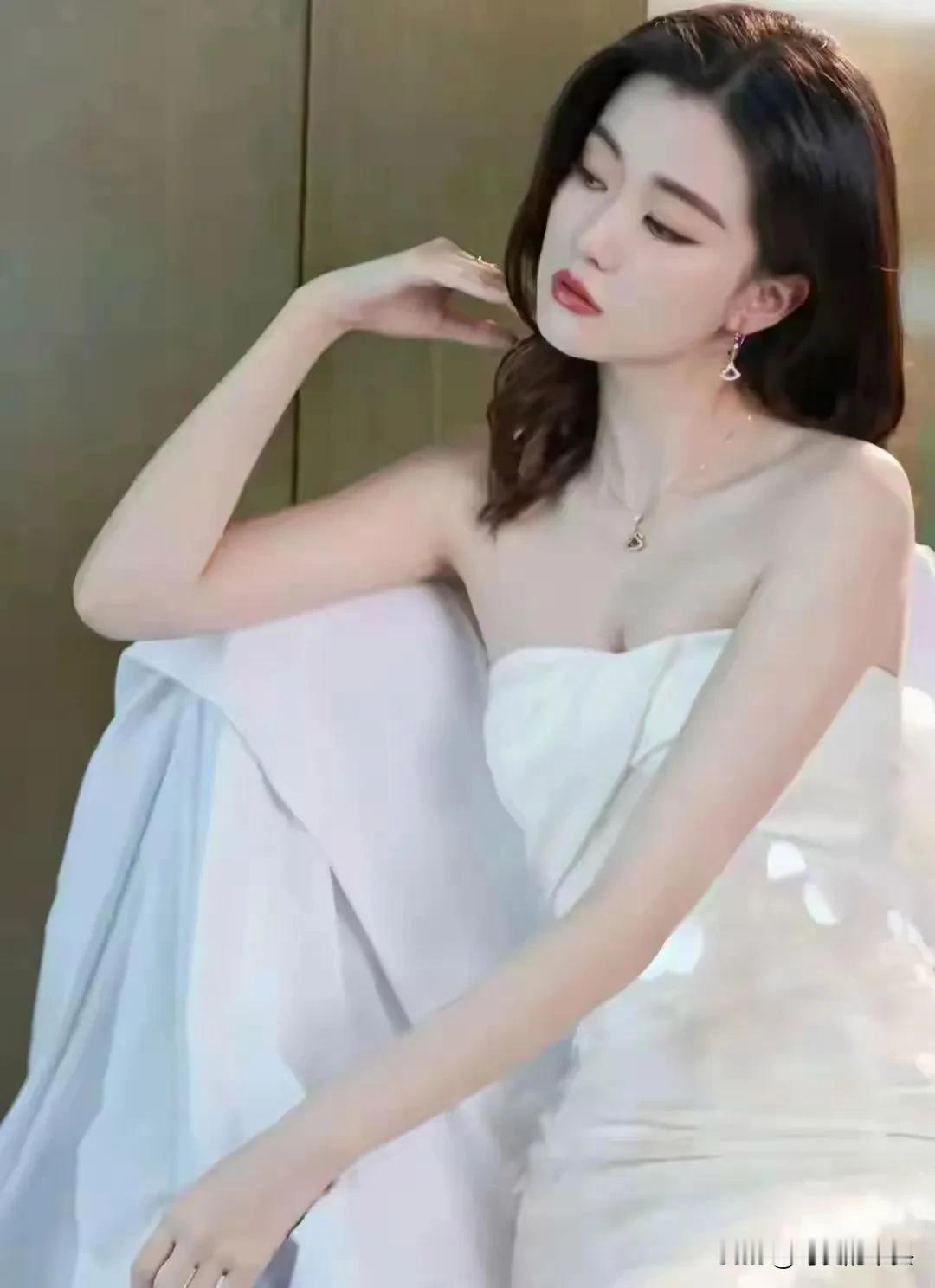 乔欣不光人长得美，美腿也很有魅力哦。