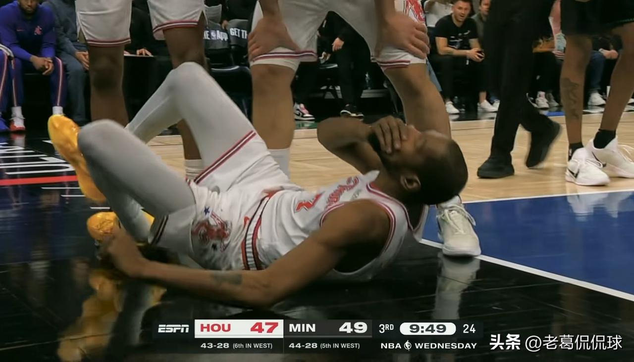 火箭当家球星杜兰特真是让人心疼不已！在今天火箭客场挑战森林狼的焦点战中，当时比赛