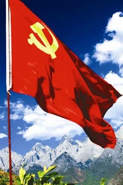 七律·党旗
文/许碧霞

弄水南湖动大风，镰锤淬火烈焰雄。
豫章喋血迷途问，湘赣