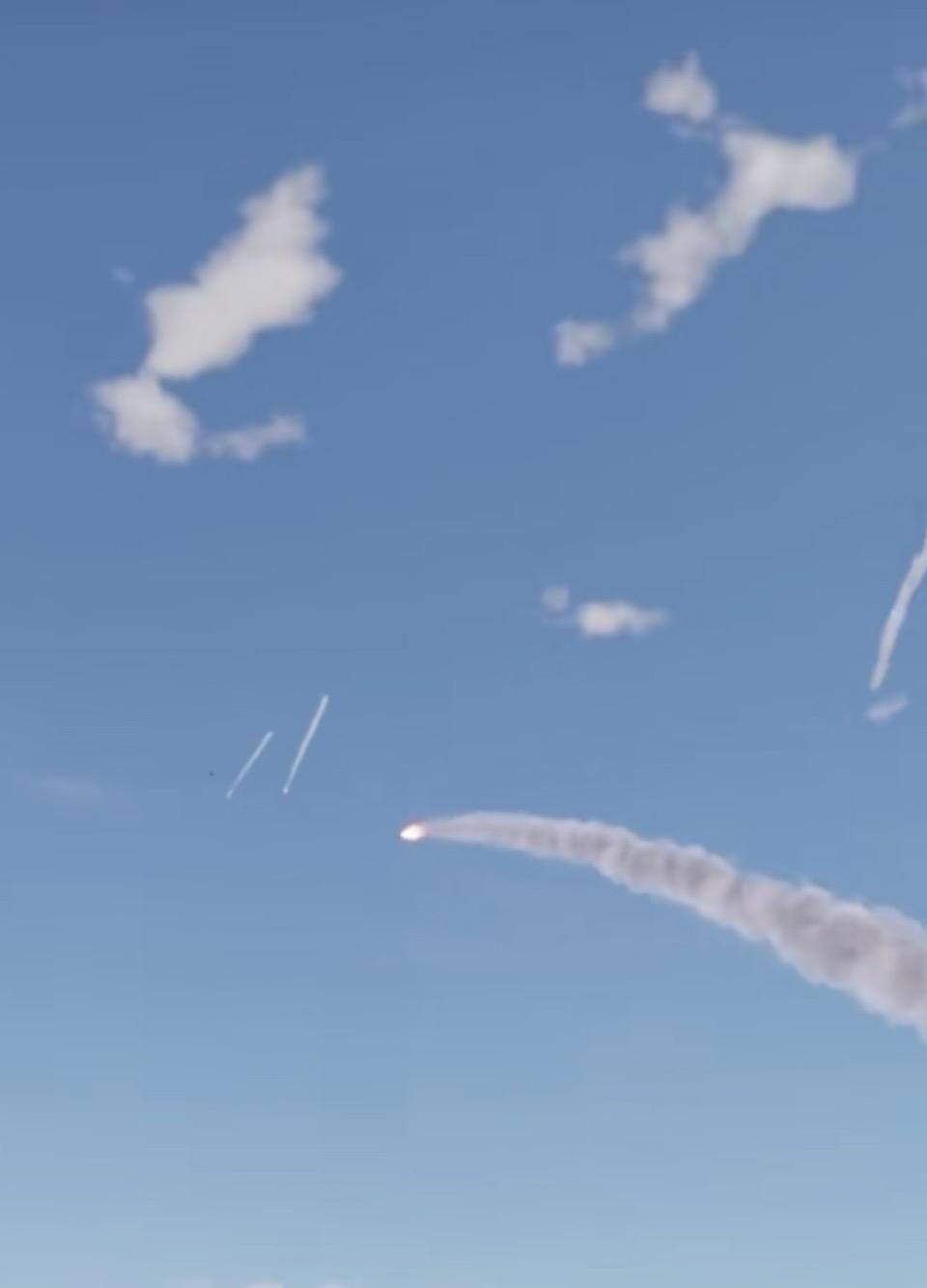 “黄蜂”防空系统是俄罗斯研制的近程防空导弹系统，其正式型号为9K33“黄蜂”（俄