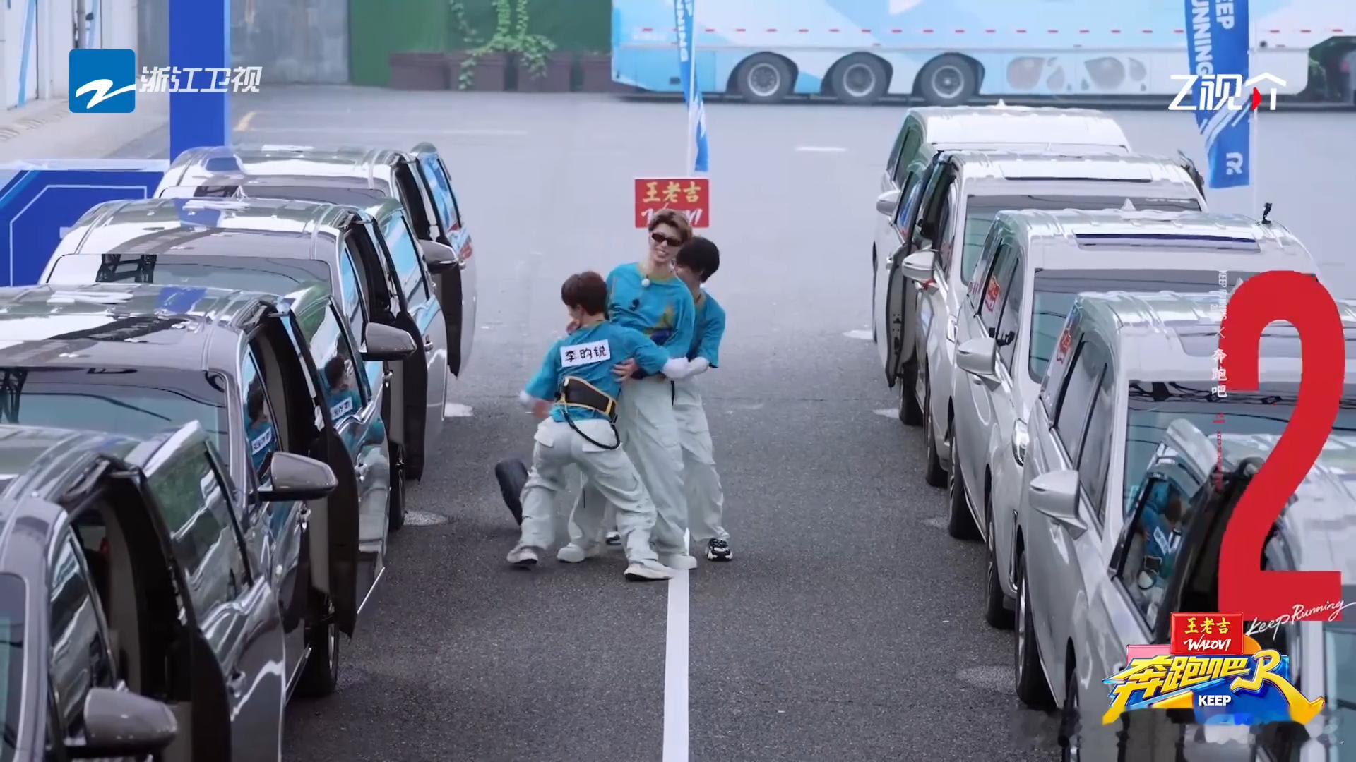 李昀锐扑范丞丞怀里了笑到停不下来！五秒一次抓拍压力拉满，李昀锐重心不稳扑进范丞丞