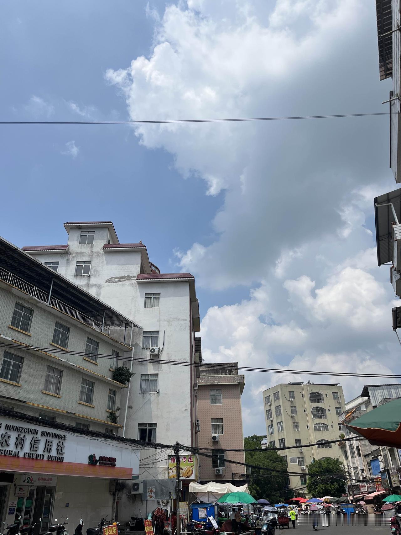 中午12:27分，秋日晴空，云朵蓬松如棉花糖。艳阳之下，气温直接升高33度，随手