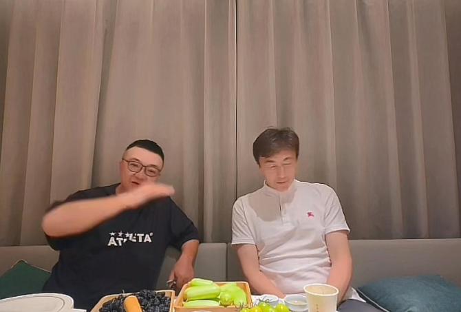 董路去年问过李玮锋一句话：“你有没有担心过，我会干扰你的工作？”
李玮锋当时怎么