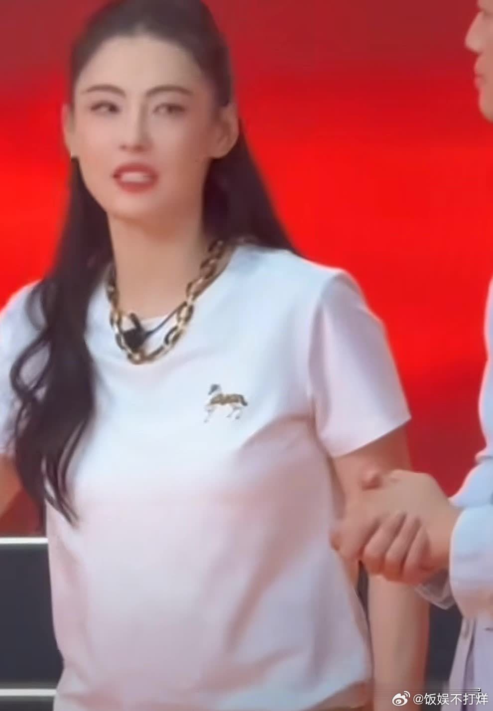 你们注意到了吗？ 张柏芝的风格转变，简直让人大开眼界。 难怪舆论的风波一波未平一