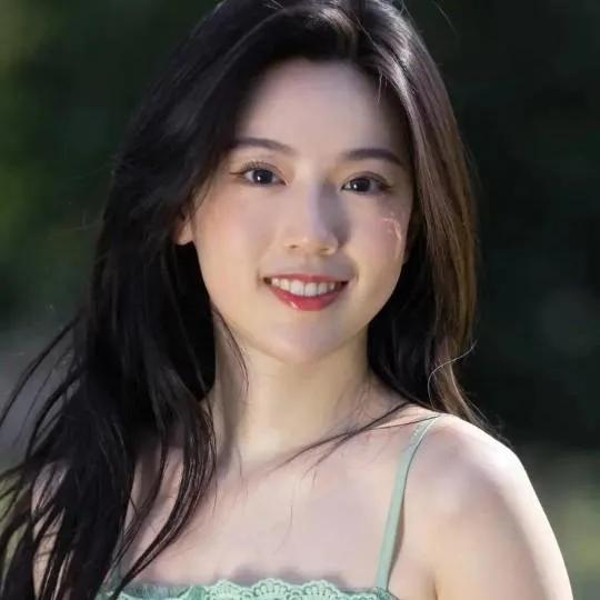 阳光明媚，笑靥如花，自然光下的一抹清新美丽。明媚阳光感 秋日清新照 阳光美景 明