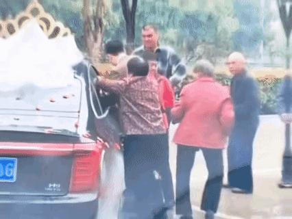 婚车接亲路上被老人围堵要礼物，不给不让走。该降她们退休金了吧……