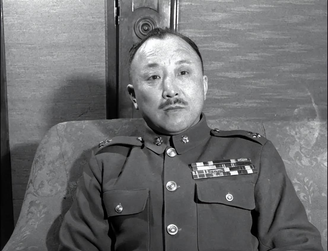 1949年除夕凌晨，被蒋介石幽禁已久的 卫立煌，趁着看守特务松懈回家过年的空当，