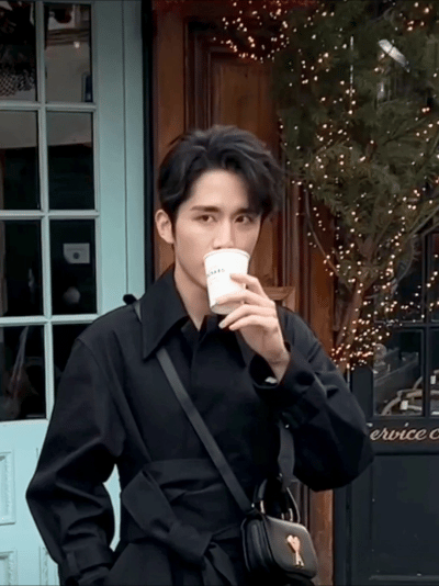 #张新成咬杯子 小狗叼飞盘#真的是有点像我们的小狗狗，看到张新成这一次咬着杯子的