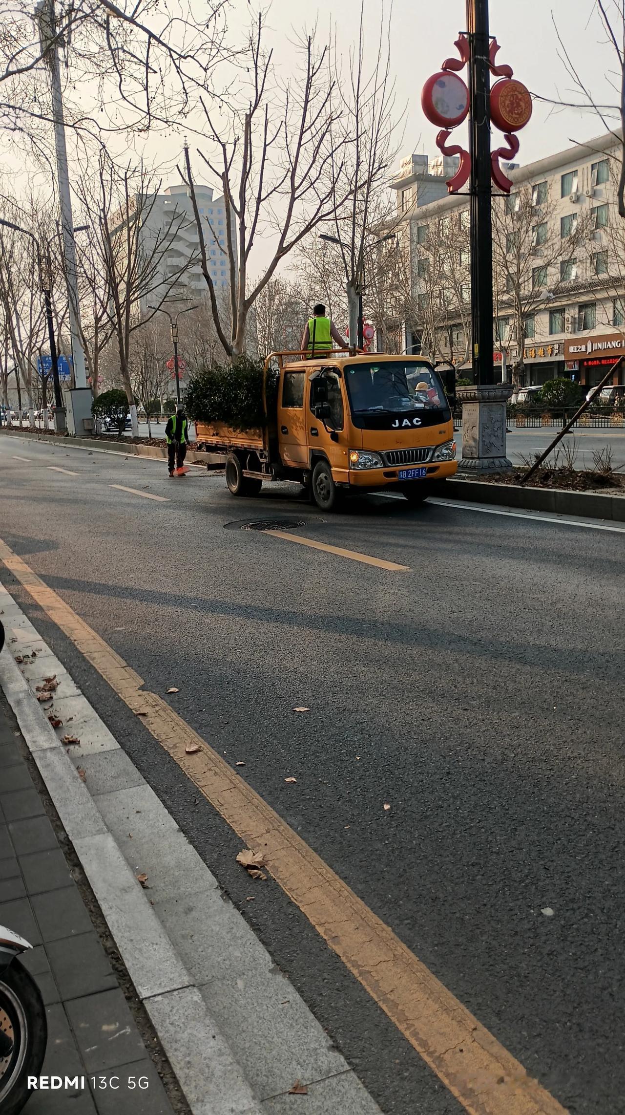 这里是开封市城西大梁路，我看最近绿化工人一直在忙碌，忙什么呢？就是把机动车道和非