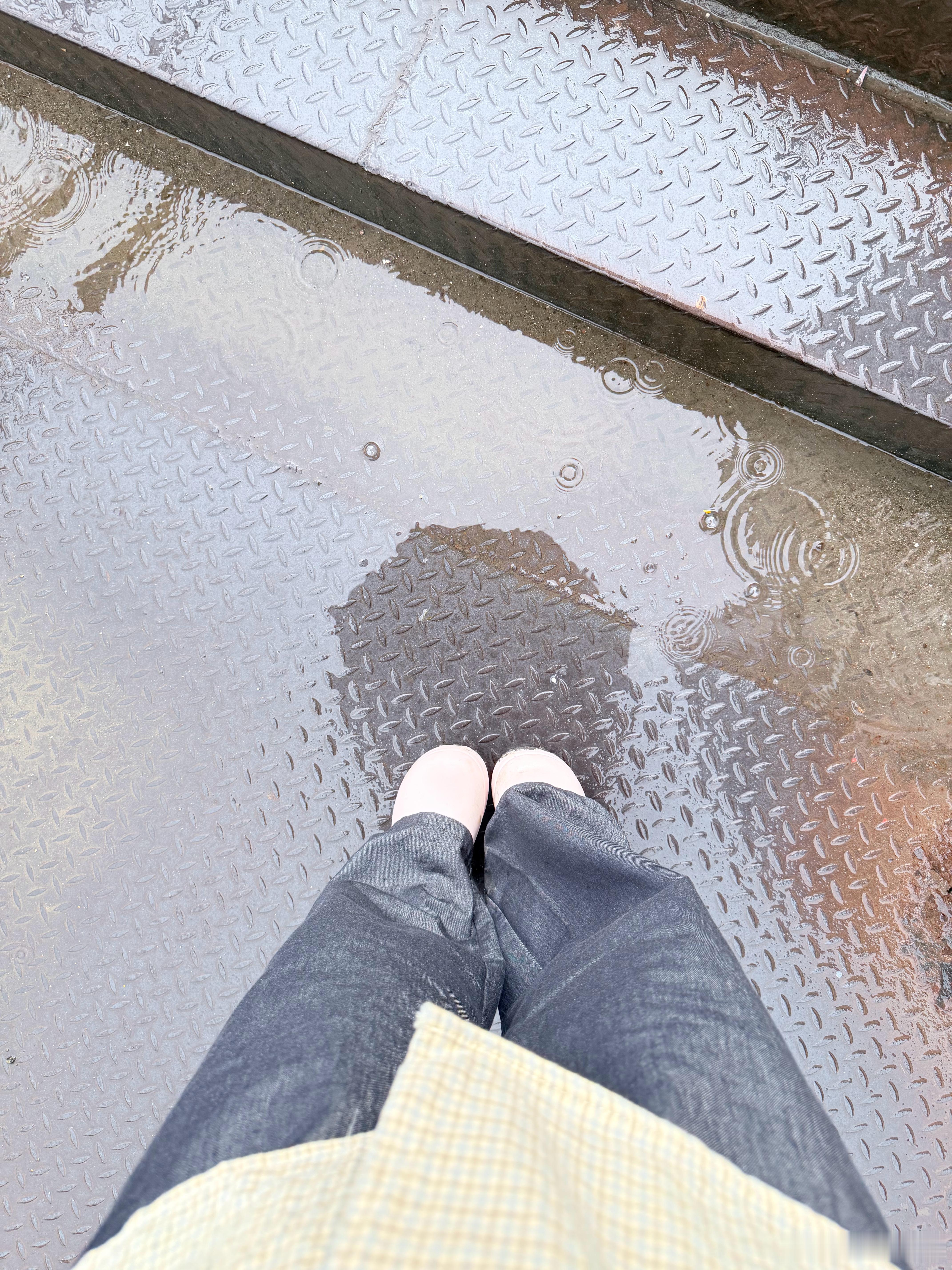 贺涵下雨了 你能来接我吗 我的厨师鞋不能沾水 