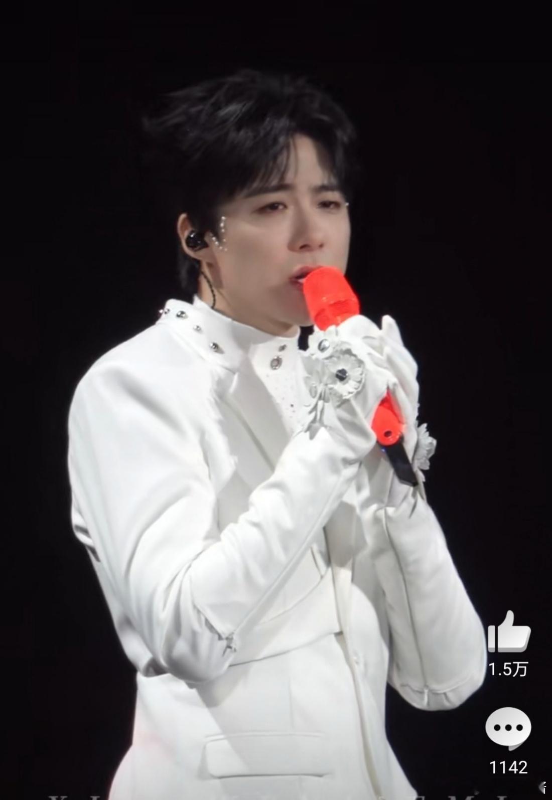 刘宇宁耳返炸到耳朵啦 不愧是专业歌手，突发事件完全没影响到现场演出，稳稳的，很安