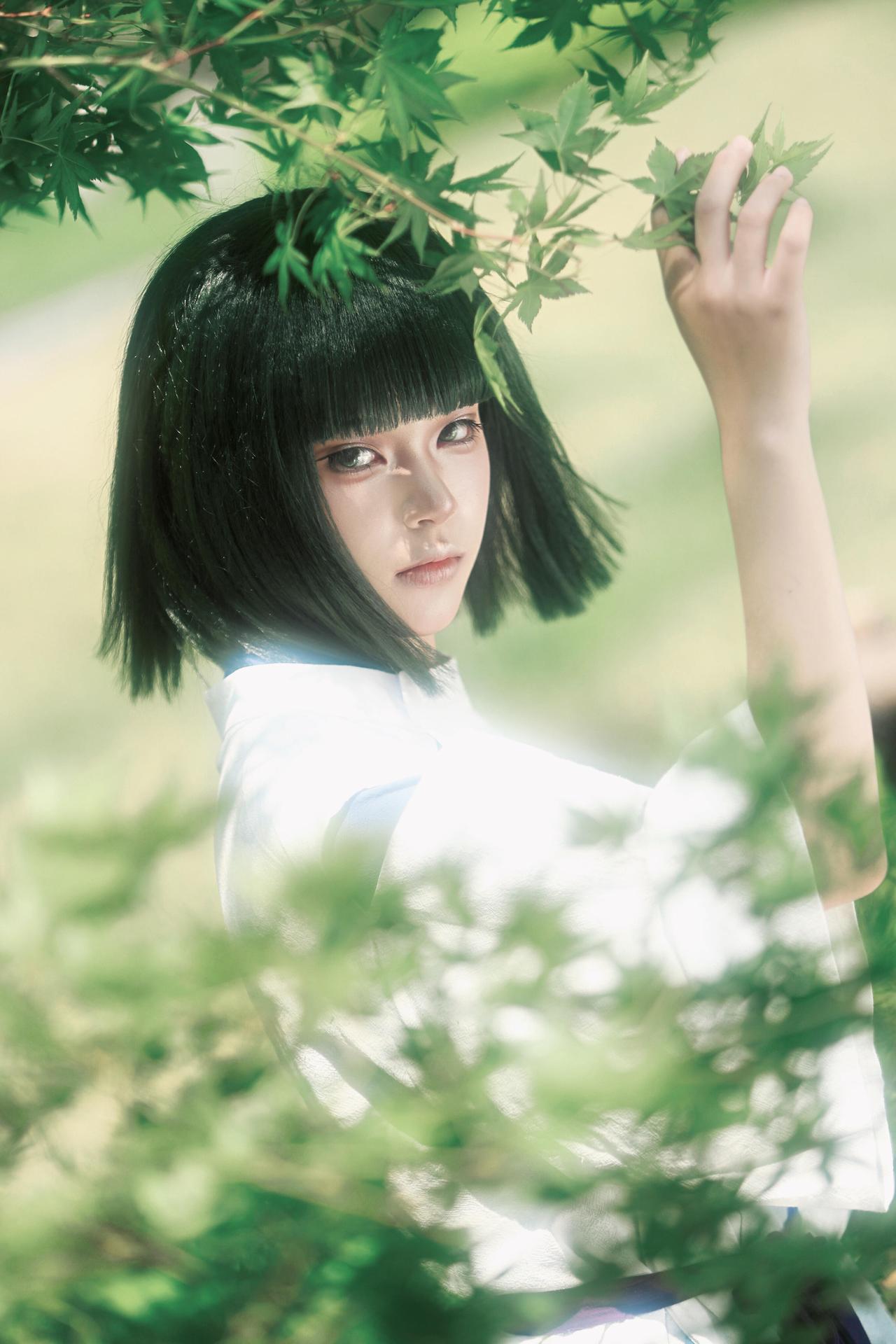 作品以日系森林为场景，通过场景、光线与人物的融合，打造出极具故事感的人像大片，每