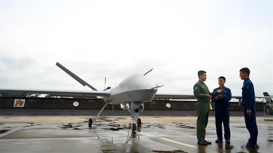 这一天，是2023年元旦。此时的朱会杰，正乘机赴空军航空兵某无人机团就任团长。该