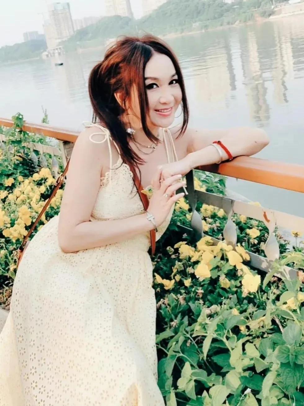 温碧霞，这位才华横溢的女演员，以她的出色演技和迷人魅力征服了观众的心。
 
她的