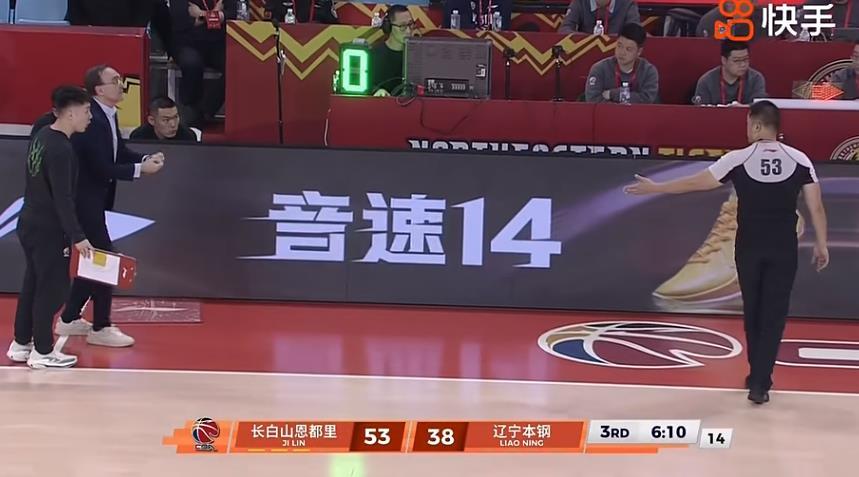 辽宁队第三节打一半落后吉林队15分了，上半场乌戈乱用人让吉林队把手感和气势养起来