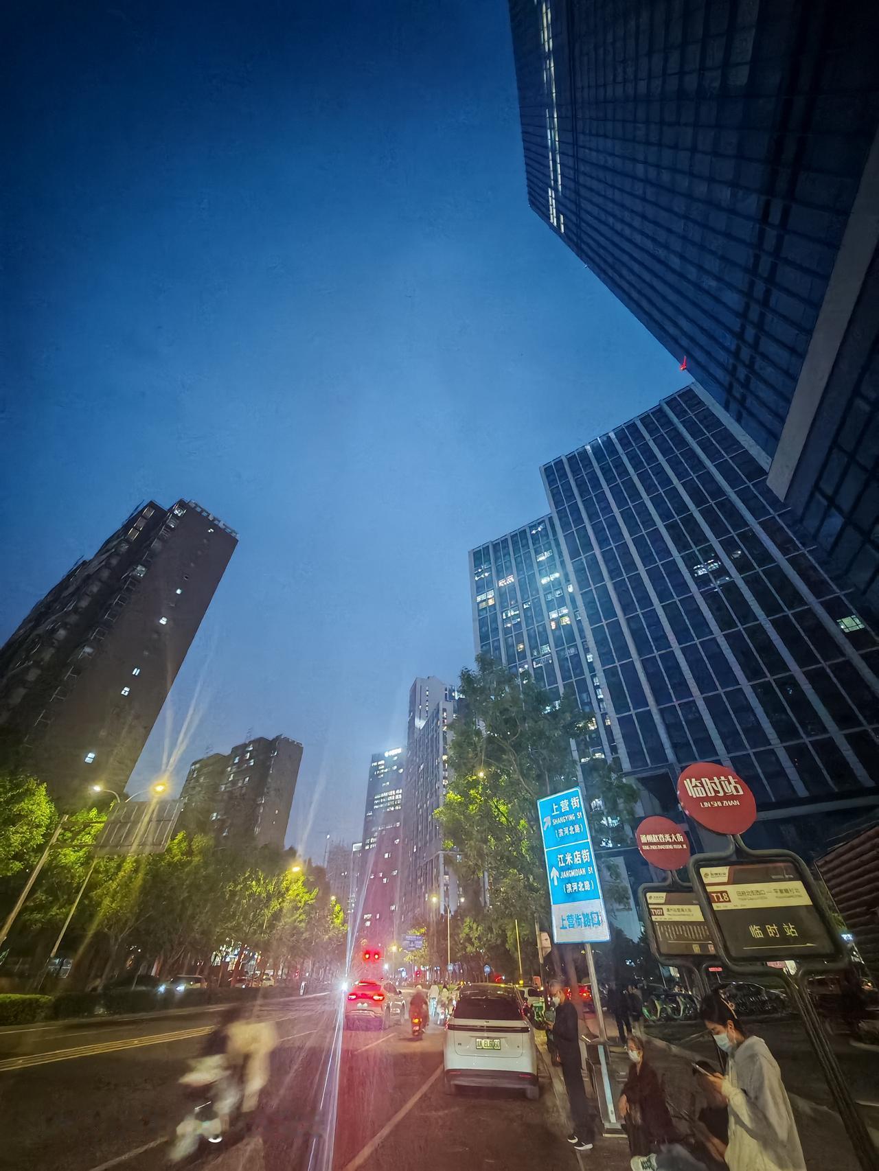 运河西岸，滨河路的夜是一场视觉盛宴。华灯初上，路边的建筑被灯光勾勒出轮廓，好似一