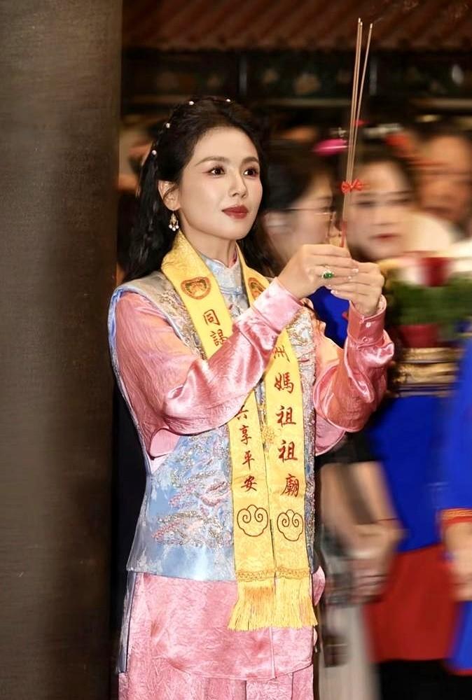 内娱最硬的“护身符”，可能不是奖杯。

刘涛又去了莆田湄洲岛，连续第二年主持妈祖