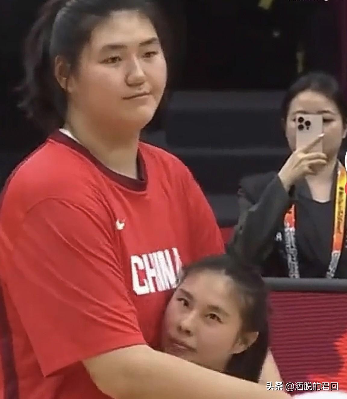 中国女篮的温馨画面，
昨晚女篮战胜南苏丹女篮以后，
张子宇和王思雨上演“爱的抱抱