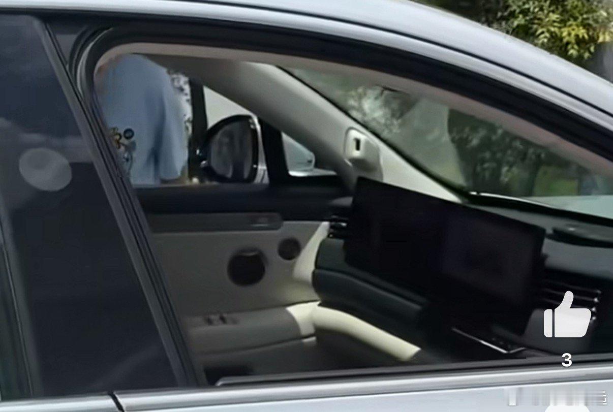 智己无方向盘测试车曝光全新一代智己LS6来了，也是“中国版CyberCab”，最
