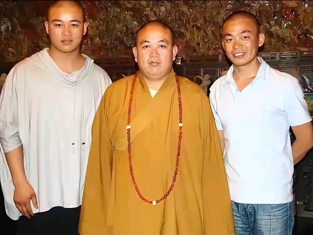 照片中的释永信被逮捕了，原因是他身为佛家弟子，少林寺掌门，却干着与佛家教义相反的