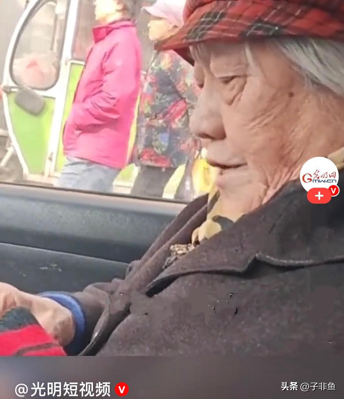 近日，辽宁一90多岁的老奶奶还能自己打车，太厉害了，到目的地后，老奶奶下车的时候