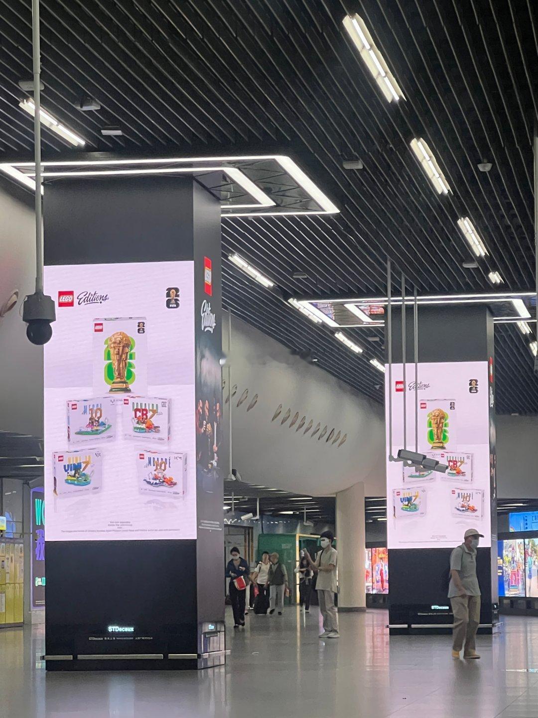 人一旦在有地铁的城市待过 总会被地铁里的联名装置戳中！今天在换乘通道看到【乐高积