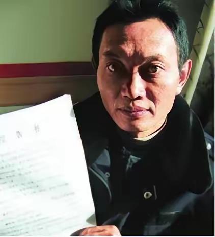 老兵罗开友惨遭杀妻冤案，身陷牢狱21个月，家遭洗劫、母亲致残、声名尽毁。他不愿蒙