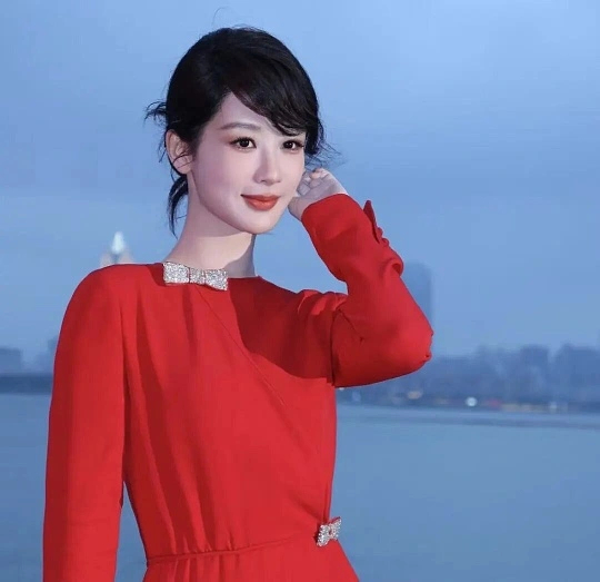 杨紫董竹君造型贵气杨紫在《玉兰花开君再来》中饰演董竹君的造型尽显贵气，令人眼前一