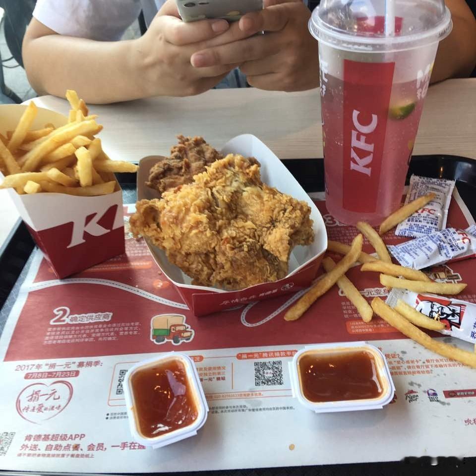 由于喜爱，我会多要。
不管是在店里吃，还是点外卖，每次我都会特意多要几个番茄酱，