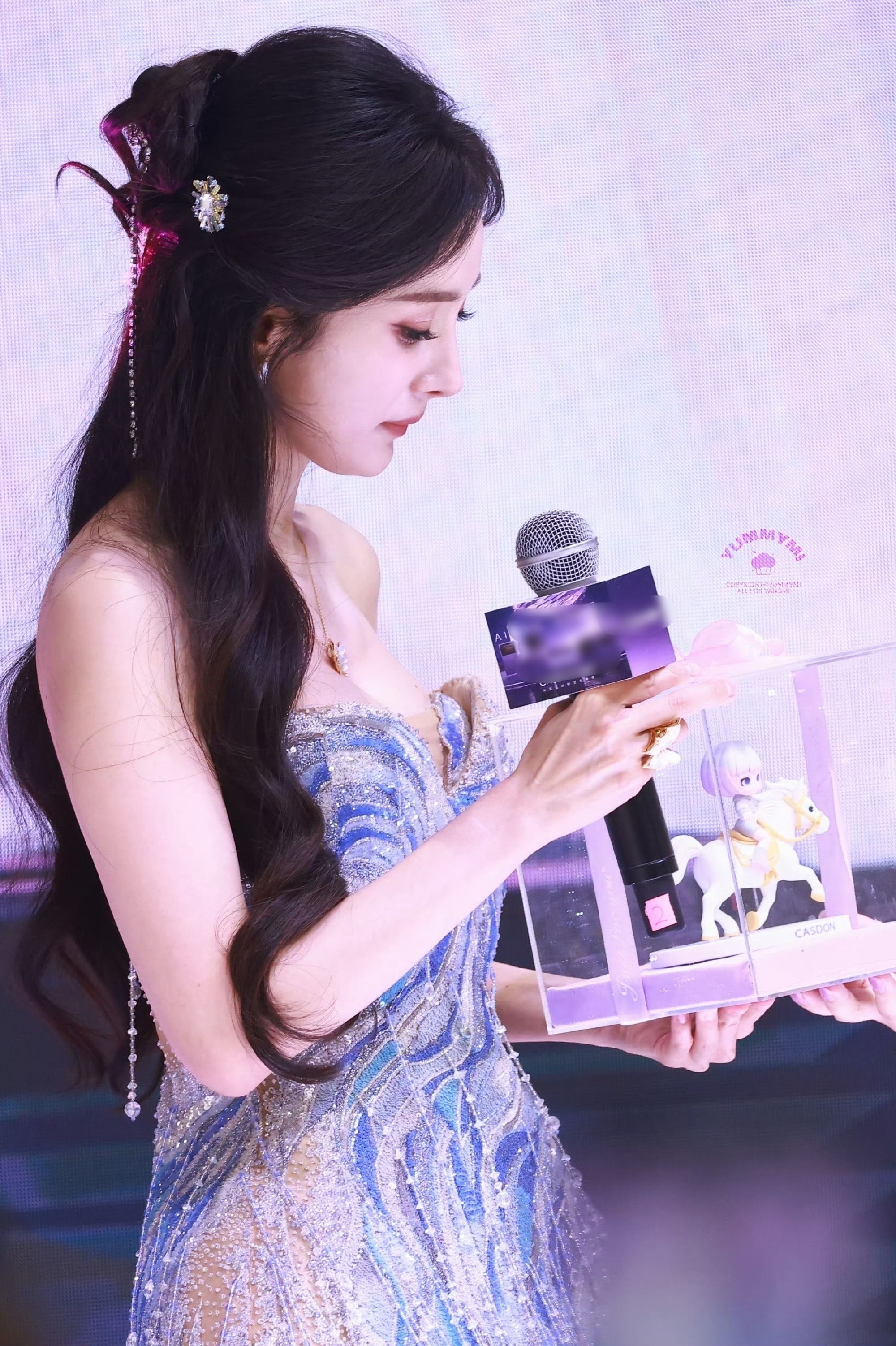 杨幂蓝裙生图 杨幂蓝裙高定造型美出新高度了，生图好权威！杨幂把海洋穿身上了